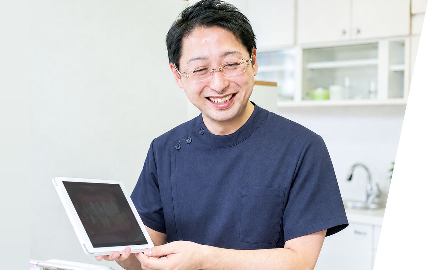 タブレットを手に説明する歯科医師